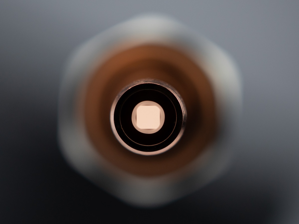 Square-Core Silica Laser Cable